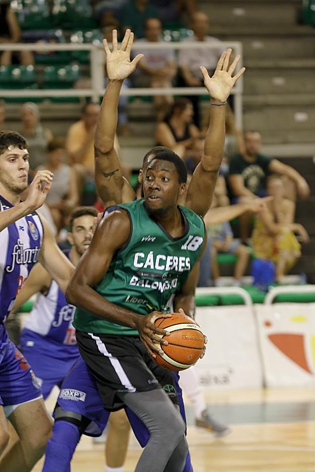 Johan Kody intenta penetrar al aro rival. :: LORENZO CORDERO