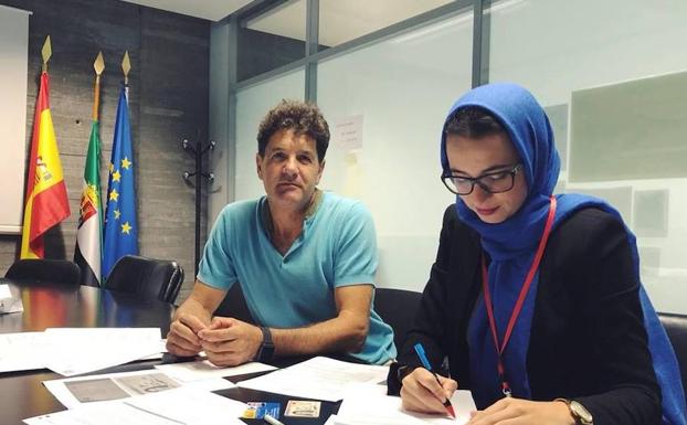 Una de las tres profesoras de Islam firma su contrato:: HOY
