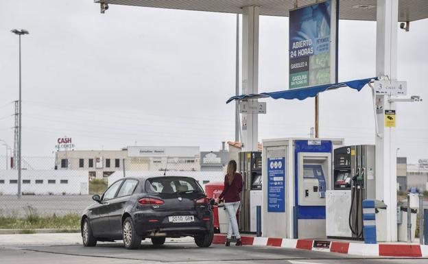 Estación de servicio abierta al público en Badajoz. / HOY