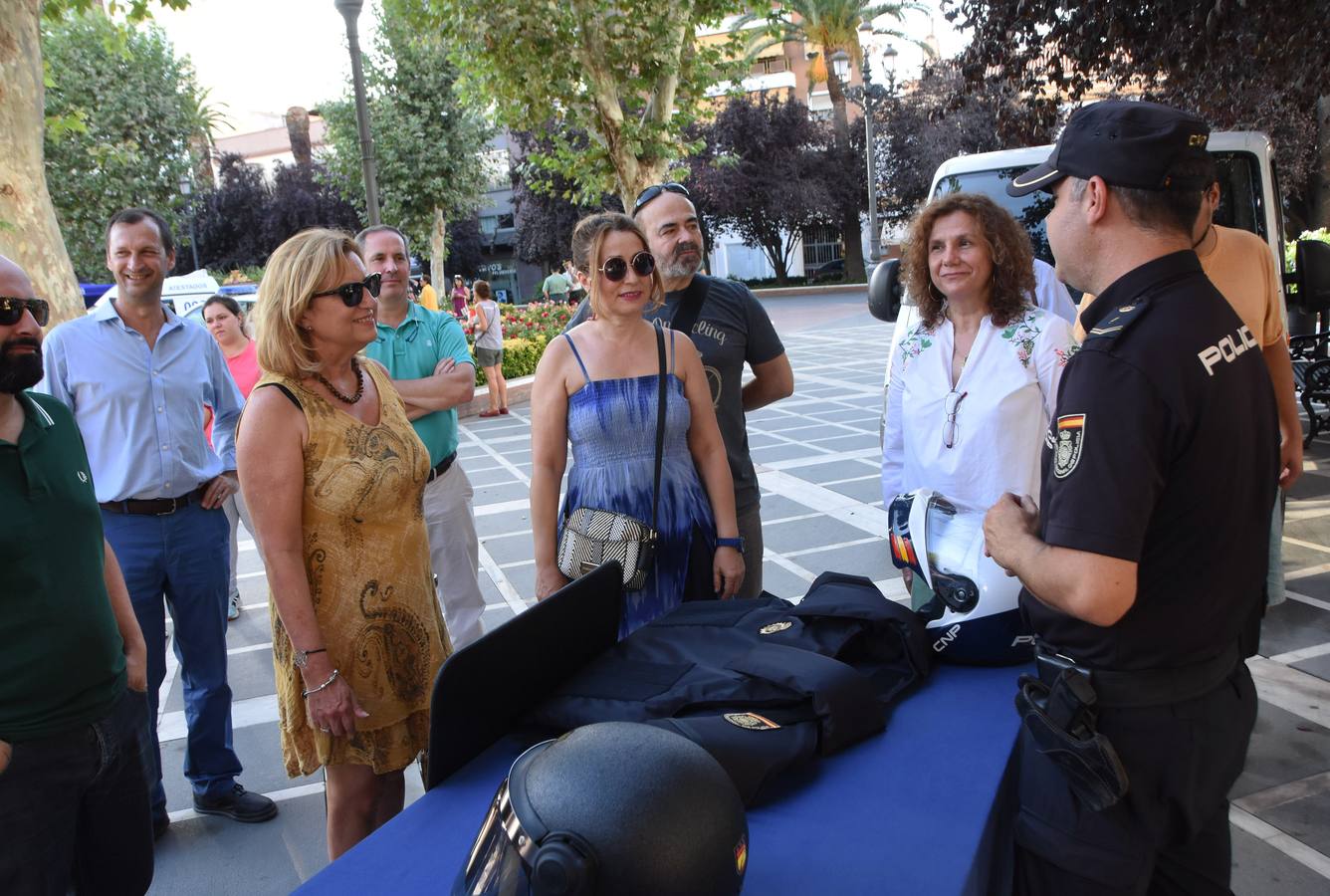 La Policía Local de Badajoz celebró ayer Día de este cuerpo con una exhibición de medios policiales en el Paseo de San Francisco en la que participaron diversas unidades de la Policía Local, Policía Nacional, Guardia Civil y Protección Civil. 