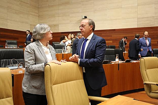 La consejera de Cultura, Leire Iglesias, charla con el presidente del PP, José Antonio Monago. :: brígido