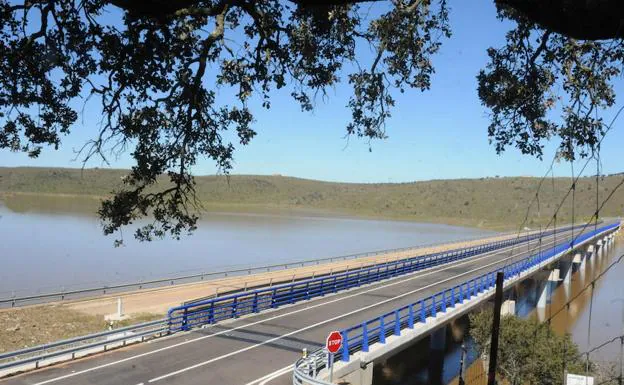 Tramo ya reformado de la carretera N-502 a su paso por el pantano García deSola, en Castilblanco. :: HOY