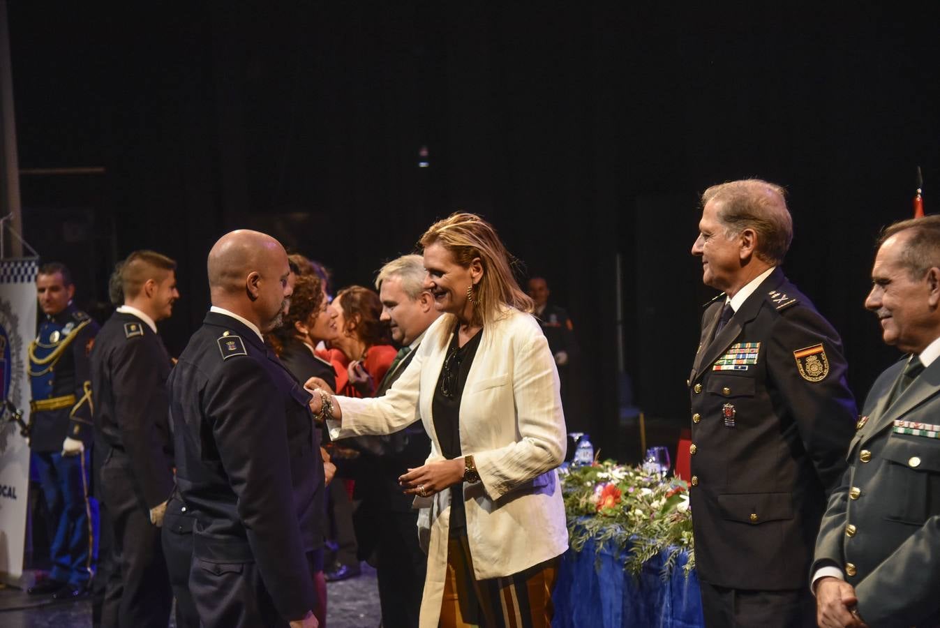 El Teatro López de Ayala ha acogido el acto oficial de entrega de medallas, distinciones y condecoraciones del Día de la Policía Local de Badajoz.