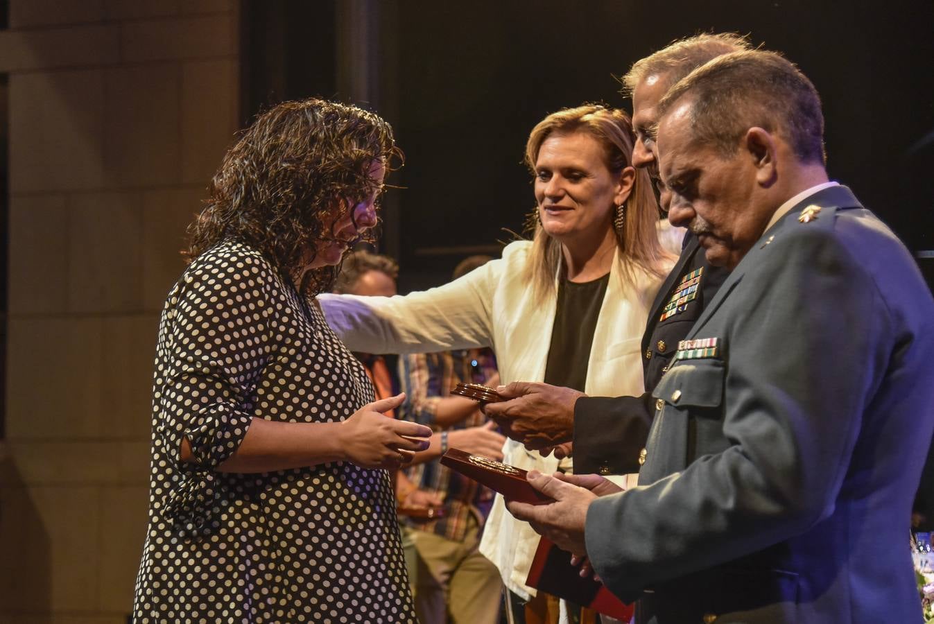 El Teatro López de Ayala ha acogido el acto oficial de entrega de medallas, distinciones y condecoraciones del Día de la Policía Local de Badajoz.