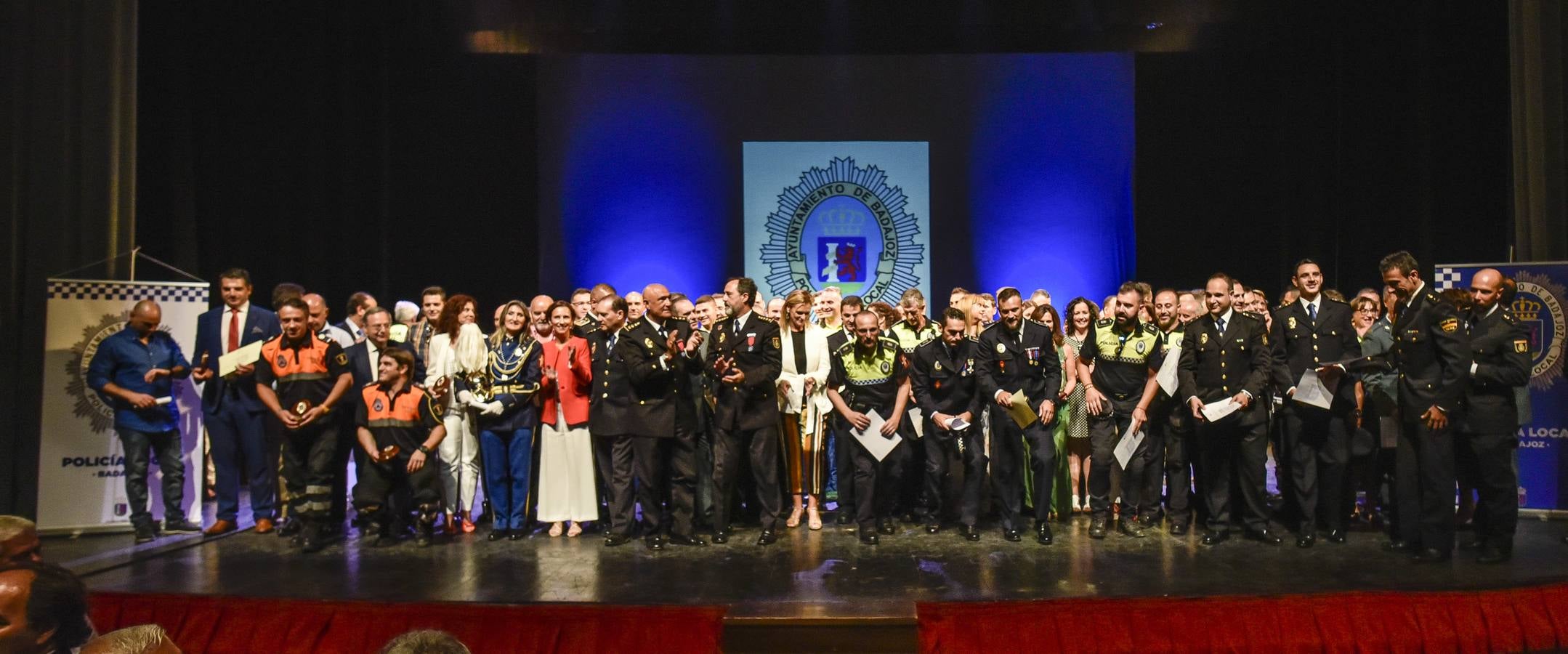 El Teatro López de Ayala ha acogido el acto oficial de entrega de medallas, distinciones y condecoraciones del Día de la Policía Local de Badajoz.