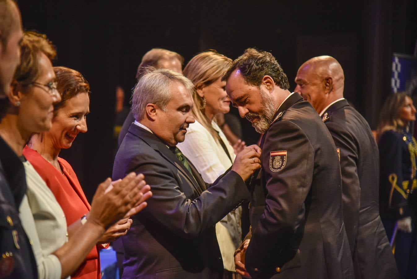 El Teatro López de Ayala ha acogido el acto oficial de entrega de medallas, distinciones y condecoraciones del Día de la Policía Local de Badajoz.