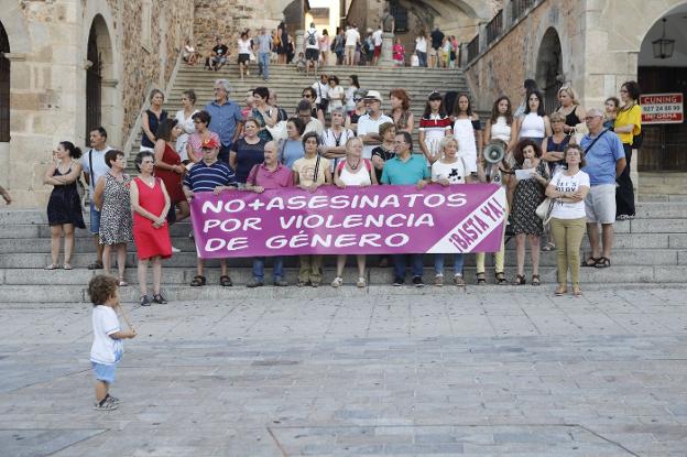 Concentración contra la violencia de género en la Plaza Mayor de Cáceres. :: hoy
