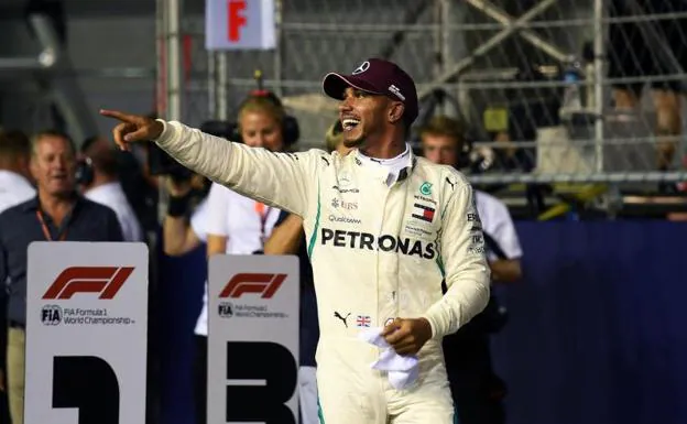 Lewis Hamilton tras ganar la 'pole' durante la sesión de clasificación en Singapur