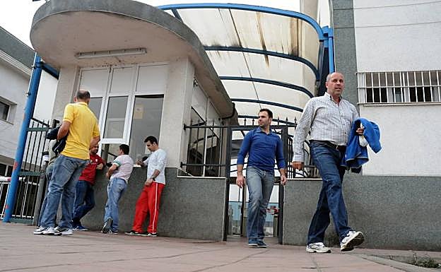 Empleados del Grupo Gallardo a la salida de la siderúrgica. :: hoy