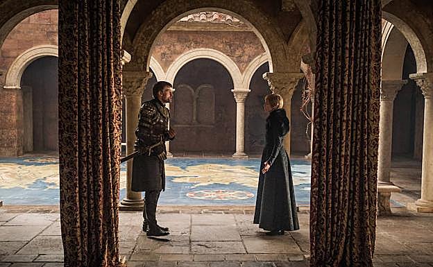 Jaime Lannister (izq.) y su hermana Cersei, repatiéndose el destino de Poniente.