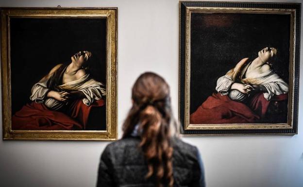 Una mujer observa una obra de Caravaggio. 