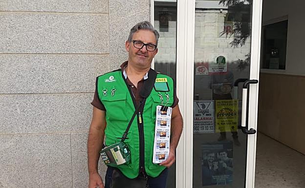 El vendedor de la ONCE Pedro Luis Indias, que ha repartido un premio de 700.000 euros en Puebla de Alcollarín.