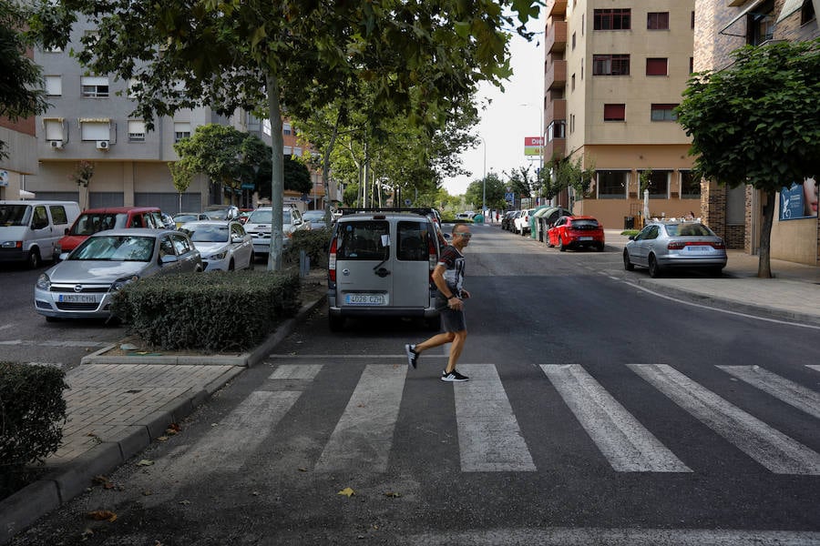 Calle MonfragÜe que perderá los aparcamientos centrales. 