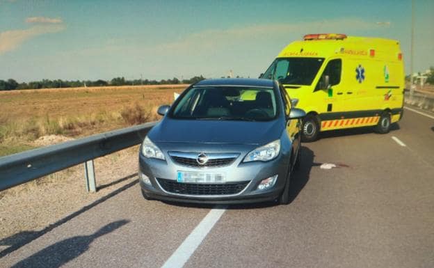 Un ciclista resulta herido tras la colisión con un coche parado por avería en Badajoz
