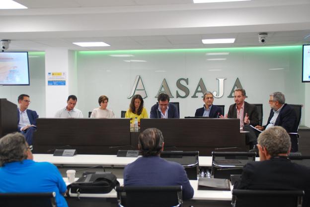 Mesa redonda durante la presentación de AgroHábitat en Madrid. :: FEDEXCAZA