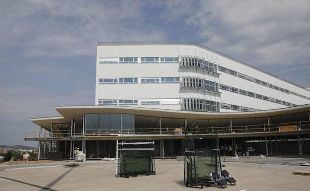 Vista exterior de la fachada principal del nuevo hospital