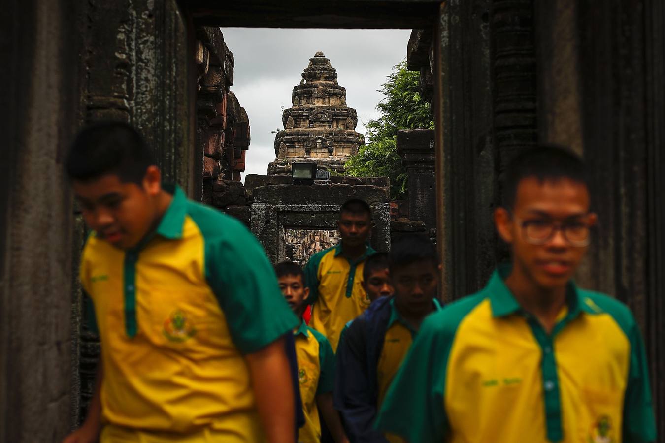 Situada a unos 300 kilómetros al noreste de Bangkok y 260 kilómetros al noroeste de Angkor, Phimai era una antigua ciudad jemer rodeada por todos lados por fosos y muros que lo rodeaban, de los cuales aún quedan vestigios. Situado en el centro de la ciudad, Prasat Phimai era un santuario budista Mahayana originalmente construido en el siglo 11 después de que una gran parte del Reino Budista de Dhvaravadi fue conquistada. Ahora es conocido como Prasat Hin Phimai o Phimai Stone Castle y es el mayor santuario de arenisca en Tailandia, mide más de 1,000 metros de largo y 600 metros de ancho y su pagoda principal tiene una impresionante altura de 28 metros