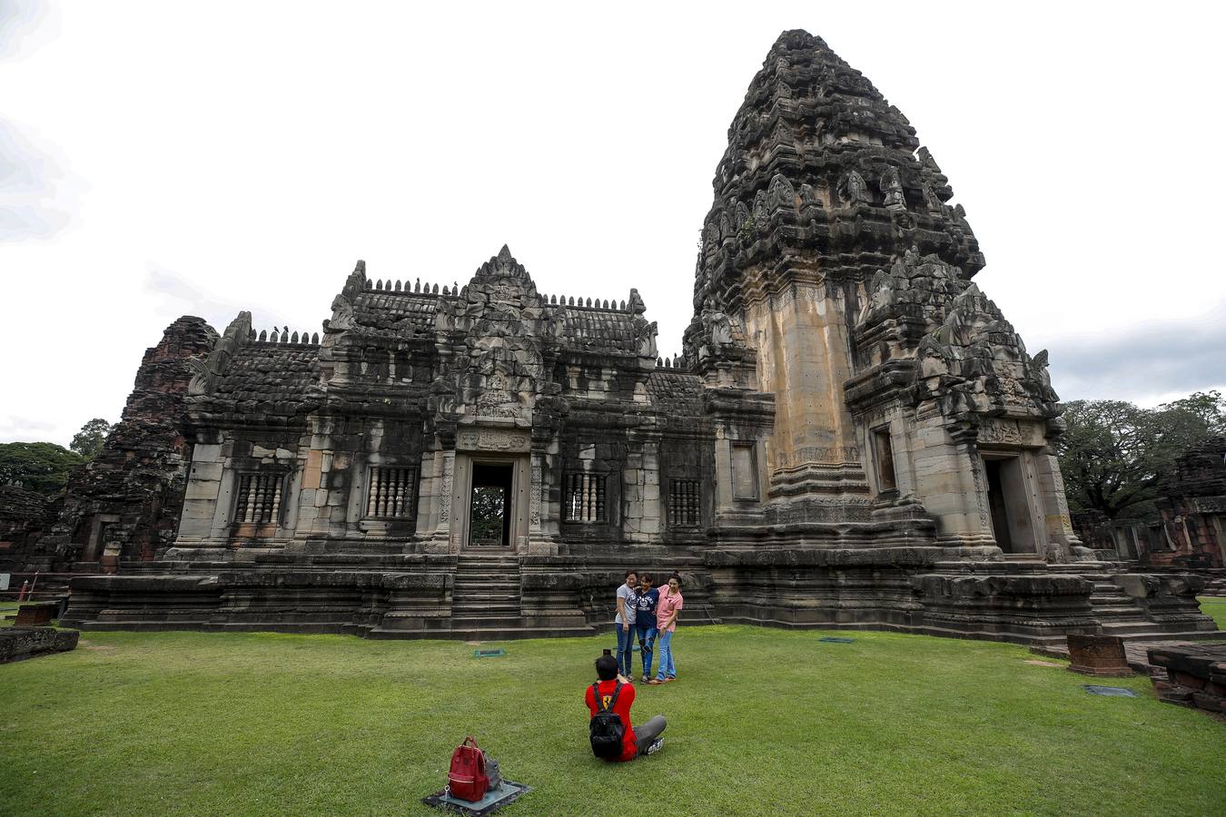 Situada a unos 300 kilómetros al noreste de Bangkok y 260 kilómetros al noroeste de Angkor, Phimai era una antigua ciudad jemer rodeada por todos lados por fosos y muros que lo rodeaban, de los cuales aún quedan vestigios. Situado en el centro de la ciudad, Prasat Phimai era un santuario budista Mahayana originalmente construido en el siglo 11 después de que una gran parte del Reino Budista de Dhvaravadi fue conquistada. Ahora es conocido como Prasat Hin Phimai o Phimai Stone Castle y es el mayor santuario de arenisca en Tailandia, mide más de 1,000 metros de largo y 600 metros de ancho y su pagoda principal tiene una impresionante altura de 28 metros