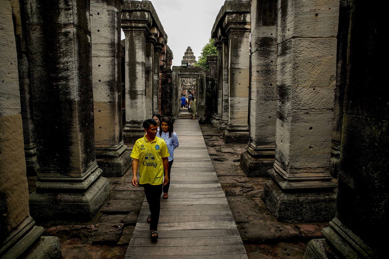 Situada a unos 300 kilómetros al noreste de Bangkok y 260 kilómetros al noroeste de Angkor, Phimai era una antigua ciudad jemer rodeada por todos lados por fosos y muros que lo rodeaban, de los cuales aún quedan vestigios. Situado en el centro de la ciudad, Prasat Phimai era un santuario budista Mahayana originalmente construido en el siglo 11 después de que una gran parte del Reino Budista de Dhvaravadi fue conquistada. Ahora es conocido como Prasat Hin Phimai o Phimai Stone Castle y es el mayor santuario de arenisca en Tailandia, mide más de 1,000 metros de largo y 600 metros de ancho y su pagoda principal tiene una impresionante altura de 28 metros