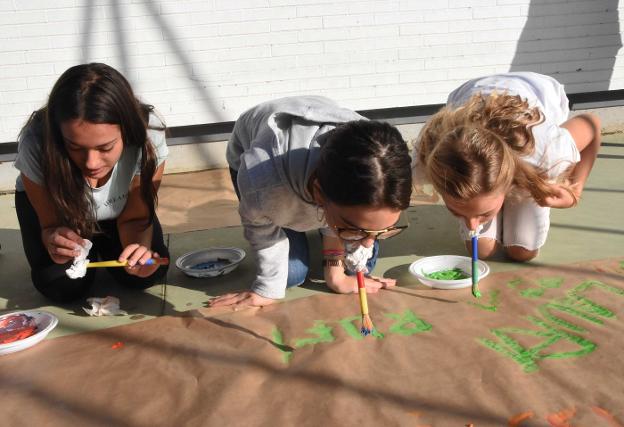 Los alumnos del instituto de Gévora realizan un ejércicio pintando con la boca. :: c. moreno