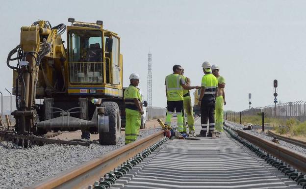Montaje de las vías del tren rápido en Guadiana del Caudillo, entre Mérida y Badajoz, el pasado año. :: 