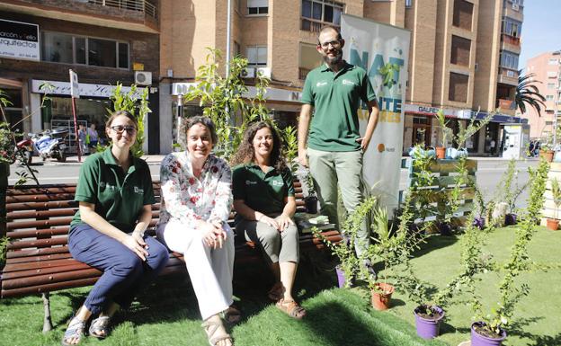 La concejala de Medio Ambiente (en el centro), ayer en el jardín efímero. :: 