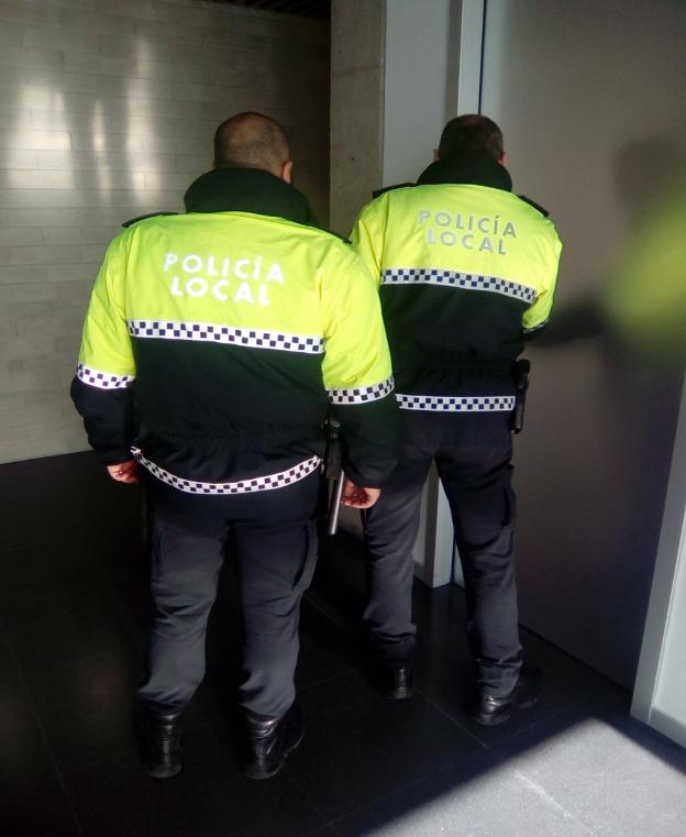 Dos agentes de la Policía Local de Badajoz. :: hoy