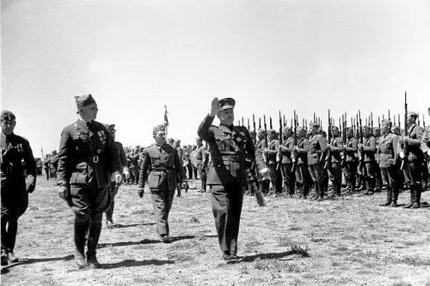 Documentos históricos. El entonces jefe del Estado, Francisco Franco, con uniforme de Aviación, pasa revista a las tropas alemanas el 22 de mayo de 1939. A su lado va el general Wolfram von Richthofen, jefe de la Legión Cóndor, que destruyó Gernika el 26 de abril de 1937 