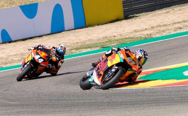 El piloto sudafricano Brad Binder (d).