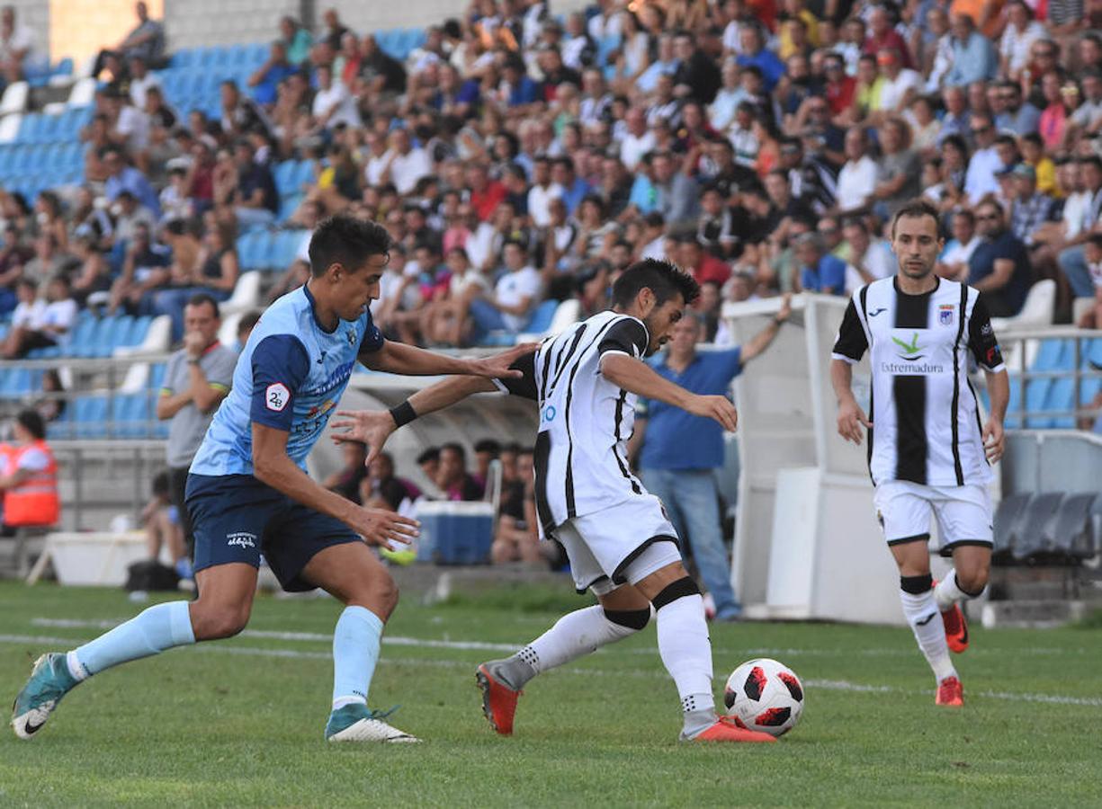 Fotos: El CD Badajoz deja escapar en el descuento la primera victoria en el Nuevo Vivero