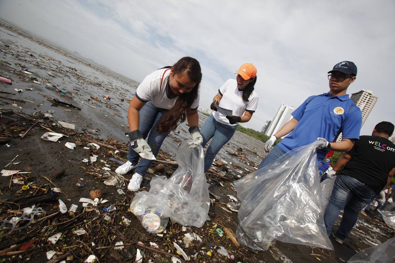 Miles de ciudadanos participaron en Panamá en una limpieza de playas con el objetivo de darle visibilidad al grave problema medioambiental de la contaminación de los océanos, y crear conciencia sobre la importancia de reducir el consumo de plásticos y hacer una buena disposición de los residuos. 