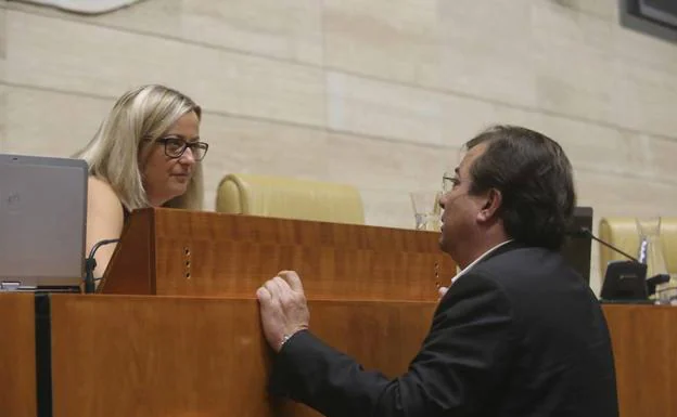 Blanca Martín, presidenta de la Asamblea, y Fernández Vara. 