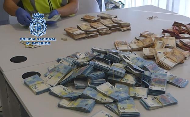 En los registros se encontraron 275.000 euros en efectivo y cuatro armas de fuego:: HOY