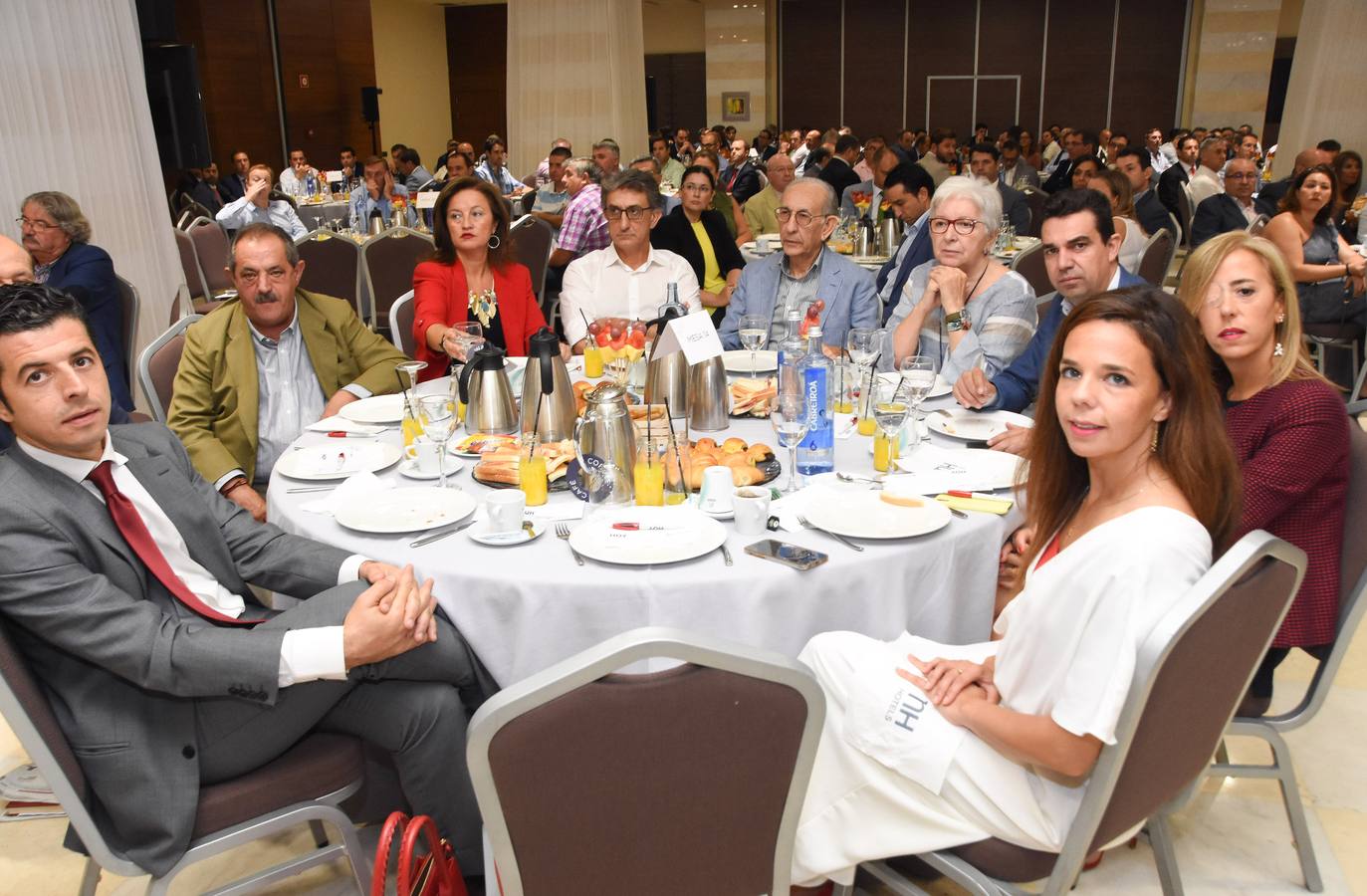 El presidente de la Junta ha anunciado varios avances en infraestructuras durante un desayuno organizado por el diario HOY y el Banco Santander.