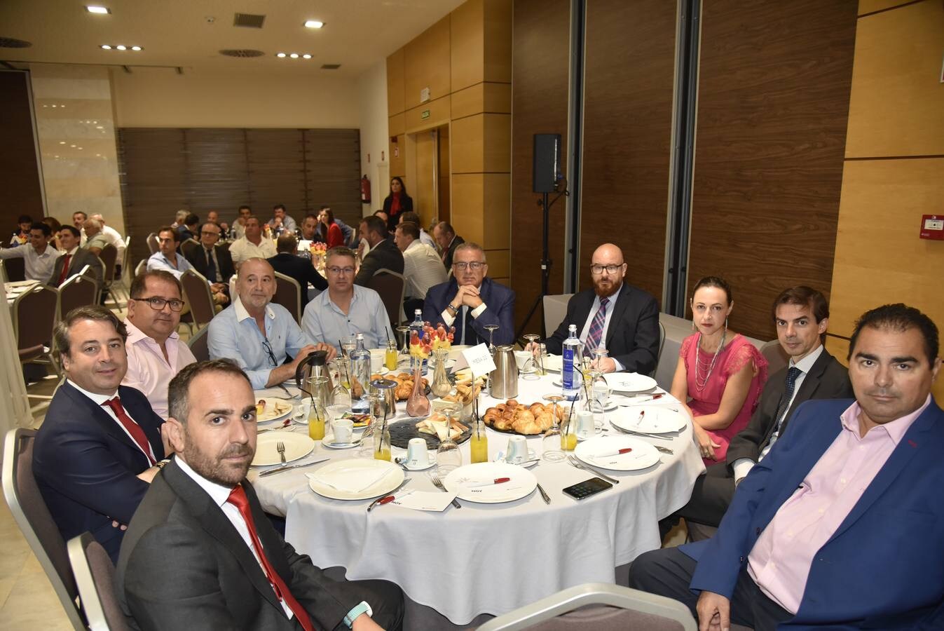 El presidente de la Junta ha anunciado varios avances en infraestructuras durante un desayuno organizado por el diario HOY y el Banco Santander.