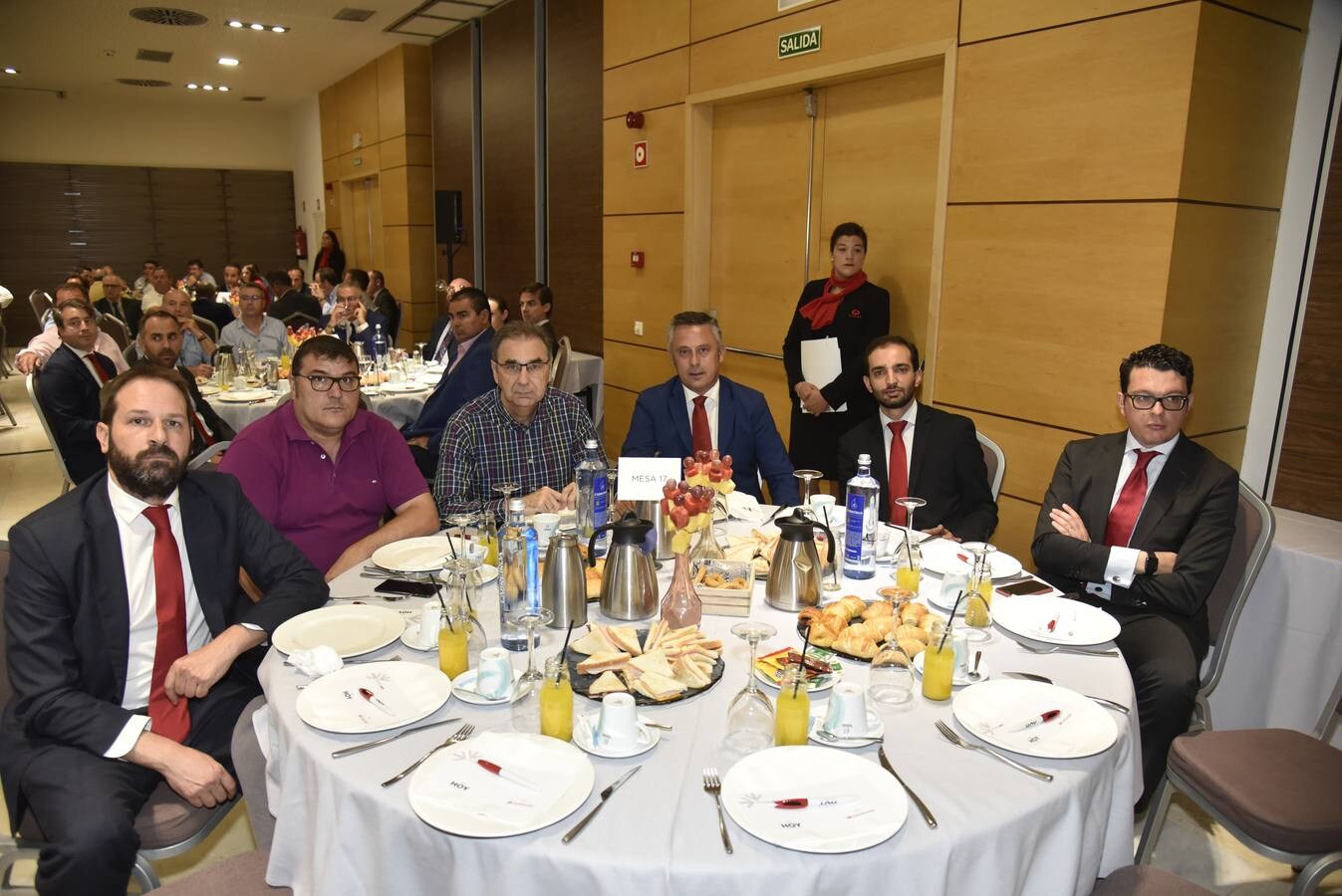 El presidente de la Junta ha anunciado varios avances en infraestructuras durante un desayuno organizado por el diario HOY y el Banco Santander.