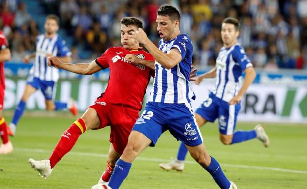 Calleri, en una acción ante Portillo. 