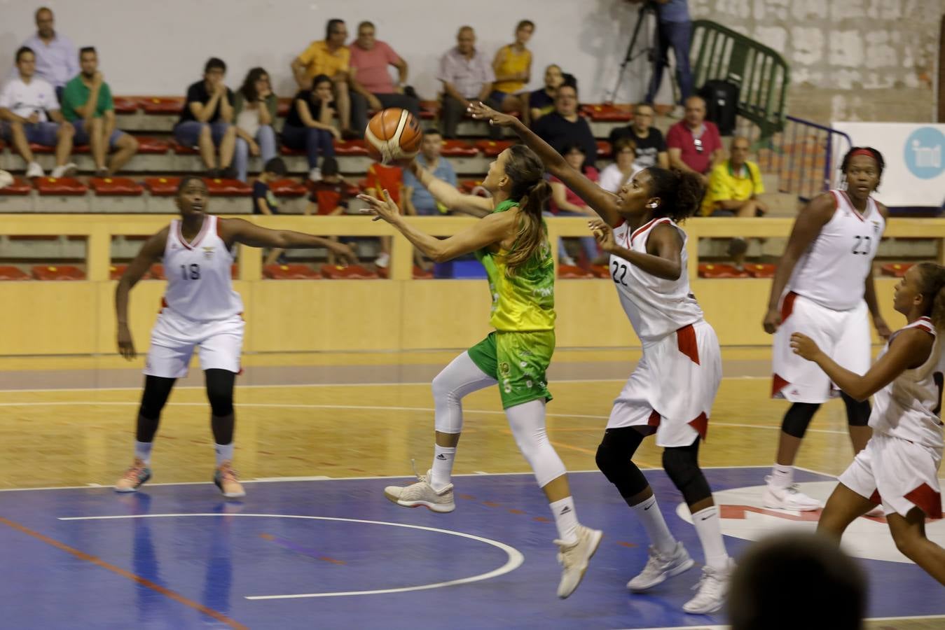 La veteranía de Pao Ferrari y la picardía de Paula Ginzo lideran la demoledora victoria del conjunto extremeño sobre el Benfica por 71-33 