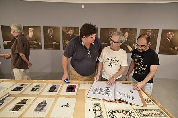 Costillo, en el centro, explica alguna de sus obras. :: J. V. Arnelas