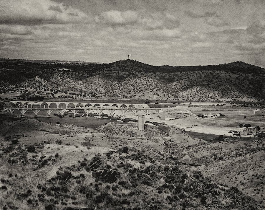 En primer término, ligeramente a la derecha, la torre de Floripes. Detrás, el puente carretero y el que fue construido en 1932. Si se observa con detalle, entre los vanos se ven las pilas de viadulcto de Eiffel. 