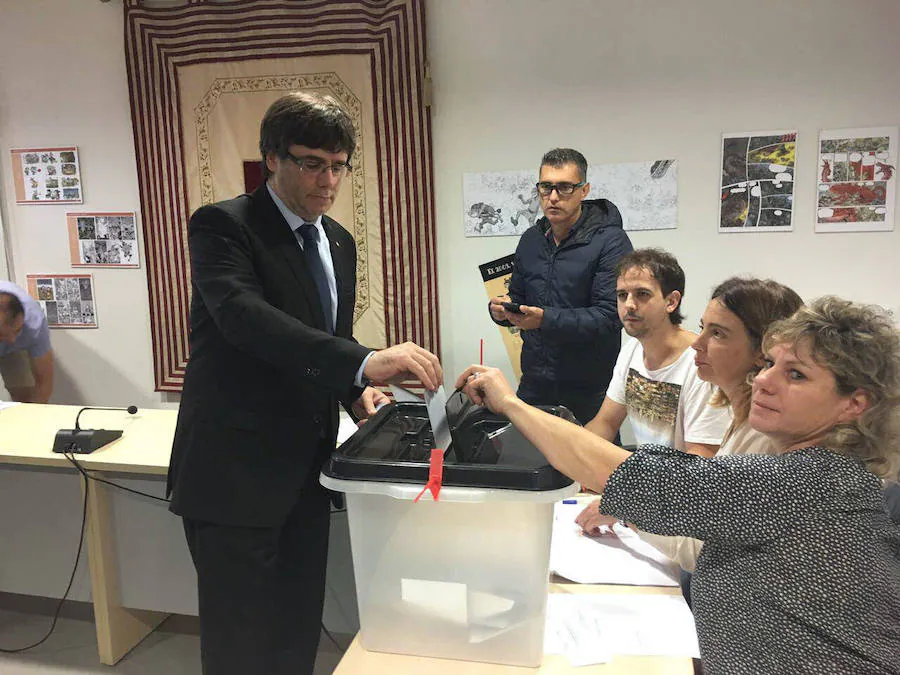 10:00. El presidente de la Generalitat, Carles Puigdemont, vota en Cornellá del Terri. La Guardia Civil impide por la fuerza el voto en el colegio electoral de Puigdemont.