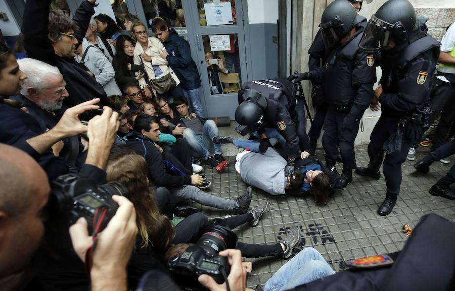 17:56. La alcaldesa de Barcelona, Ada Colau, dice que ya hay 465 heridos y exige el «fin inmediato de las cargas policiales». Horas antes se decide que el encuentro entre el FC Barcelona y Las Palmas se celebre por motivos de seguridad a 'puerta cerrada'.