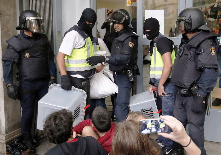 19:30. La Generalitat cifra los heridos en 1.066 personas durante los enfrentamientos en los colegios electorales.
