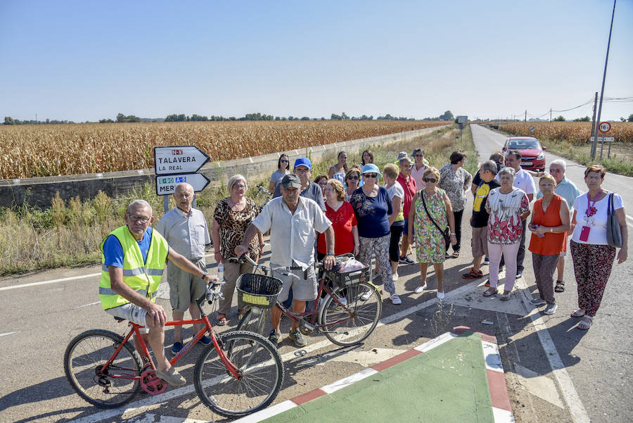 Vecinos de Balboa protestan en el cruce con la Ba-023, la carretera donce un ciclista murió arrollado por un camión::