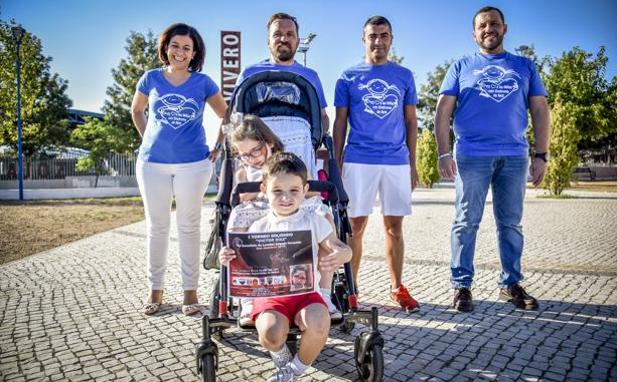 Lourdes con su hermano Enzo que sujeta el cartel del torneo. Detrás, su madre, Lourdes Fernández, el padre de Víctor, Antonio Díaz, Óscar Galán, del club Juventud UVA y el padre de los niños, José Ramón Salgado. :: / J.V.A.