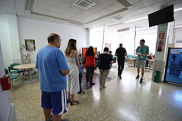 Cola de desempleados en una oficina del Sexpe en Mérida. :: hoy