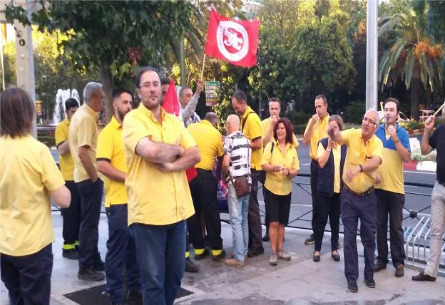 Trabajadores de Correos, ayer en la protesta. :: hoy