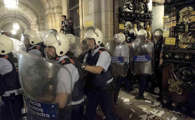 Los mossos atrapados en el Parlamento consiguen salir tras recibir refuerzos.