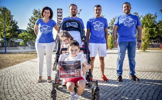 Lourdes con su hermano Enzo que sujeta el cartel del torneo. Detrás, su madre, Lourdes Fernández, el padre de Víctor, Antonio Díaz, Óscar Galán, del club Juventud UVA y el padre de los niños, José Ramón Salgado. ::