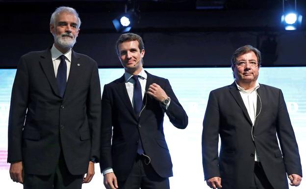 El presidente del PP, Pablo Casado (c), el presidente de la Junta de Extremadura, Guillermo Fernández Vara (d) y el rector de la Universidad de Comillas, Julio Luis Martínez (i), momentos antes de participar en una mesa redonda sobre 'El papel de la Iglesia en una sociedad democrática'